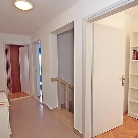 5665a Apartment Supetar